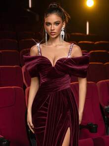 Glamrae Elegante y lujoso vestido de noche formal para mujer con parches de punto verde oscuro, satén, cadena de cristales hecha a mano, hombros caídos oversize, volantes en todo el Body y abertura sexy en la falda de cola de pez - Burdeos - Ver 4