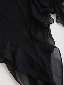 SHEIN PETITE Glamine 浪漫春日不规则水母缎带荷叶边下摆不对称斜肩短袖纯色紧身弹力透视网眼女式T恤 - 黑色 - 查看 5