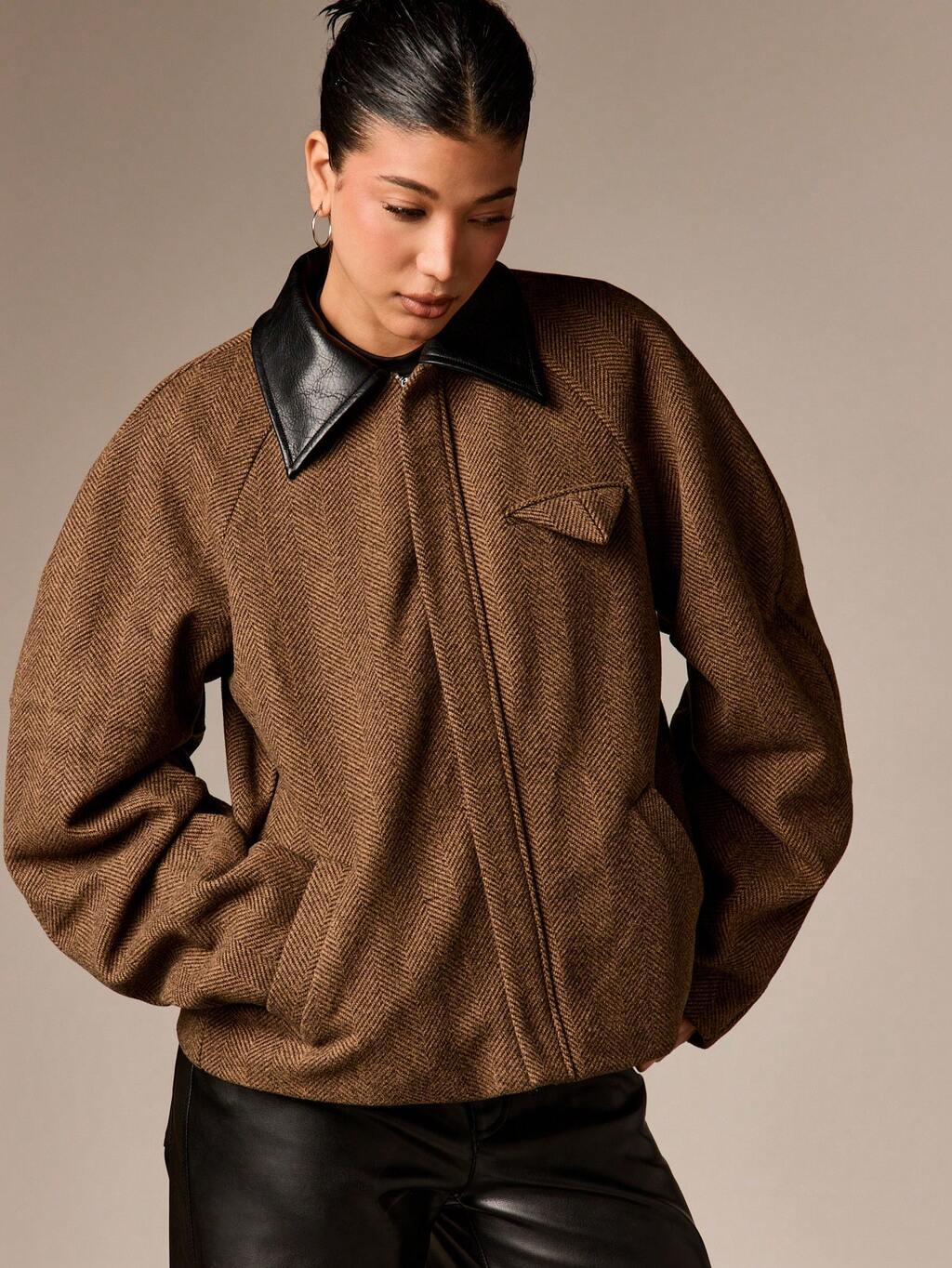 AiiRZ Oversized Fischgrät-Twill Bomberjacke mit kontrastierendem schwarzem Kunstlederkragen und gerippten Bündchen für Herbst-Winter-Layering