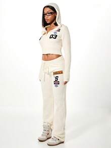 SUMWON WOMEN Pantalones de pierna ancha de punto con cordón, con detalles de insignia, parches de carreras y estampado del logotipo de la victoria de la fórmula, de ajuste relajado - Blanco - Ver 4