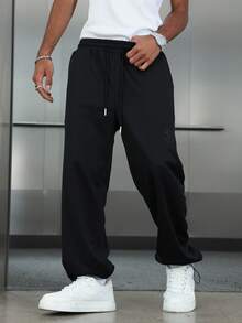 Manfinity Roghcode 男士街头风运动裤，INS 高街嘻哈黑色刺绣字母休闲宽松直筒运动裤，适合所有季节和日常搭配，送给男友/老公的礼物，街头风，朋友，情侣装，宽松版型，男士，印花，日系风格，男女皆宜，我爱我的女朋友。加大码男士 - 黑色 - 查看 1