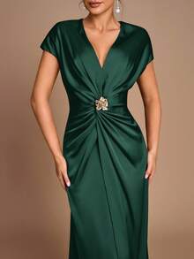 SHEIN Belle Vestido de dama de honra elegante e romântico na cor café, com pregas, mangas curtas, corte em A e fenda. - Verde escuro - Ver 5