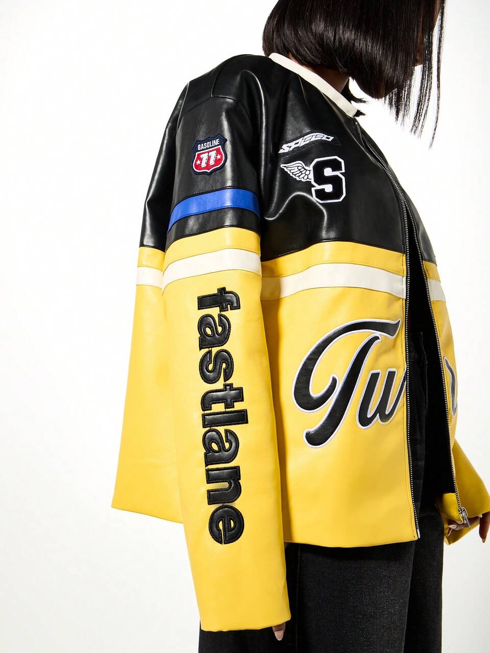 SUMWON レーシングインスパイアードバーシティジャケット、コントラストスリーブ、ナンバーバッジ付き、モトスタイルジップフロントアウターウェア