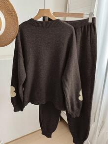 SHEIN LUNE 2件套女士钩针花朵套头毛衣上衣和裤子套装，保暖舒适 - 咖啡棕 - 查看 2