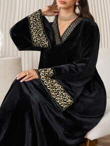 Al Najma 黑色丝绒面料连衣裙，饰以金色丝带，V领宽松长袖，尽显奢华优雅气质。 - 黑色 - 查看 7