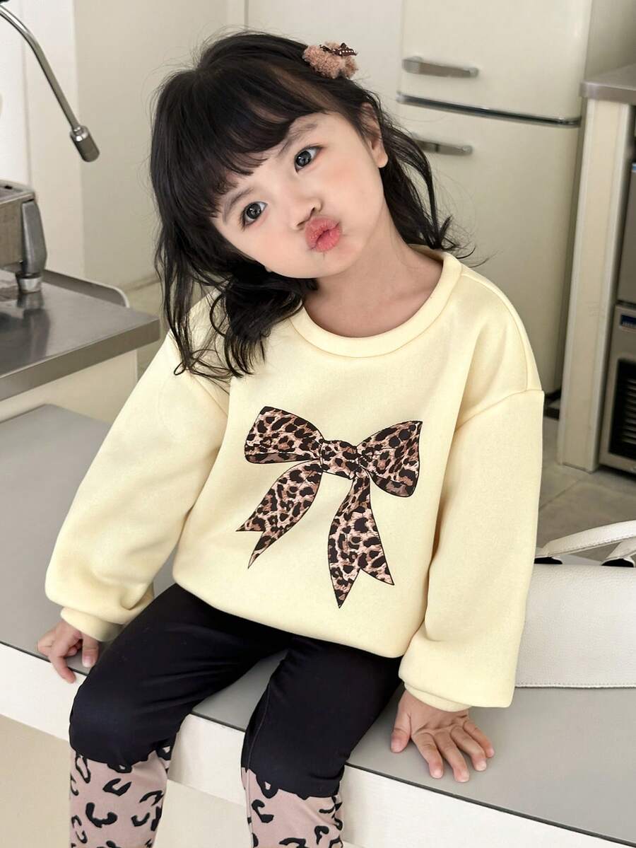 SHEIN Conjunto de chándal informal y cómodo de 2 piezas para niña, con sudadera suelta de cuello redondo con estampado de lazo y pantalones ajustados con estampado, adecuado para la escuela, el jardín, la playa, el cumpleaños, primavera, verano, otoño, invierno - Multicolor - Ver 1
