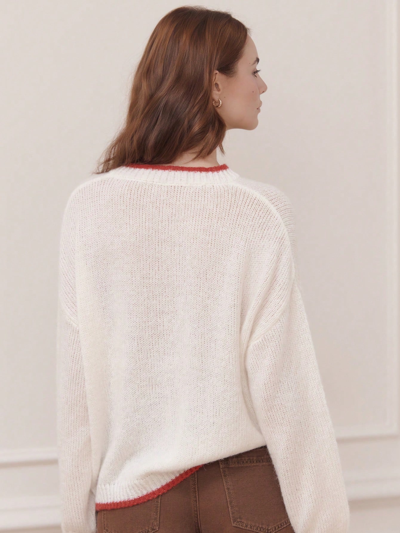 Gemütlicher oversized Pullover mit roter Schleife vorne, süß für Herbst und Winter
