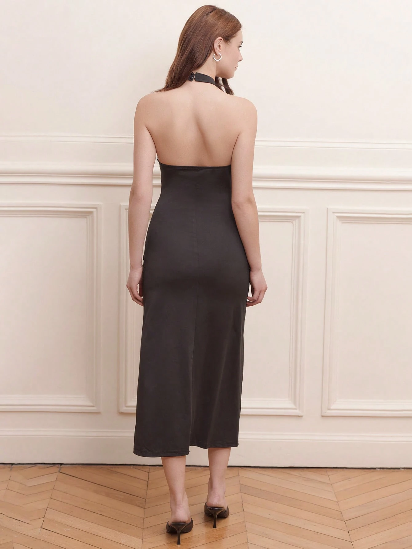 Robe mi-longue ajustée noire à encolure bateaux avec découpe frontale et gros détail floral 3D - Style élégant pour le soir