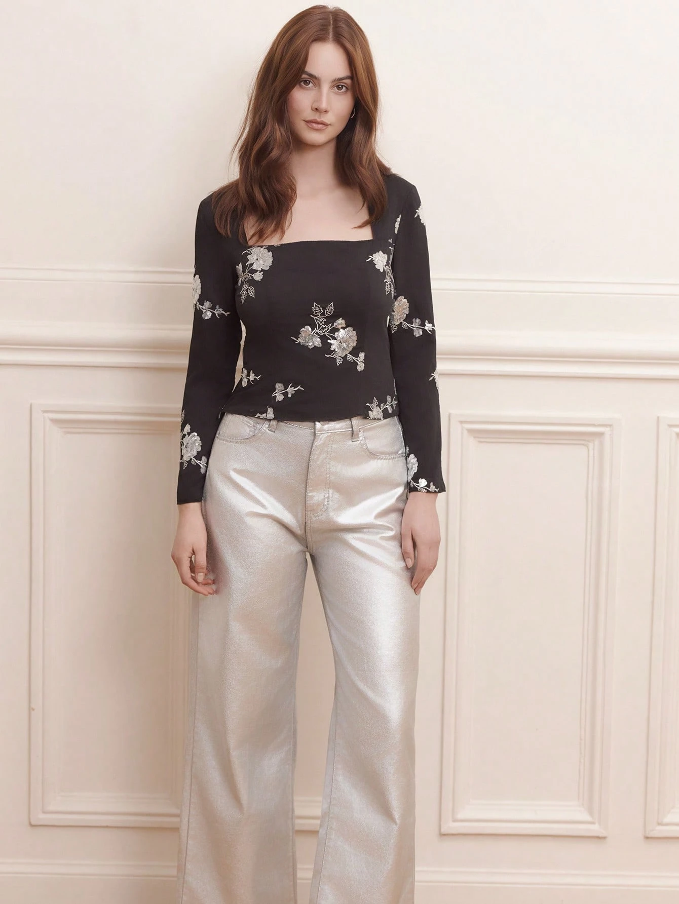 Blusa de manga larga con cuello cuadrado en color negro con patrón de bordado floral metálico plateado para otoño e invierno