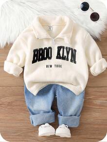 SHEIN 男婴两件套保暖套装：白色立领卫衣和阔腿牛仔裤。舒适百搭，时尚可爱，字母刺绣简约风格基础款运动套装。适合室内、室外、日常穿着、运动、玩耍、派对、假期、返校、秋冬季等场合。 - 彩色 - 查看 1