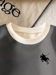 Bộ đồ thường ngày thời trang 2 món cho bé trai, gồm áo polo in họa tiết kẻ sọc và quần nỉ cùng màu, cổ tròn tay dài thoải mái, thích hợp cho mùa thu/đông/xuân. - Xám - Xem 5