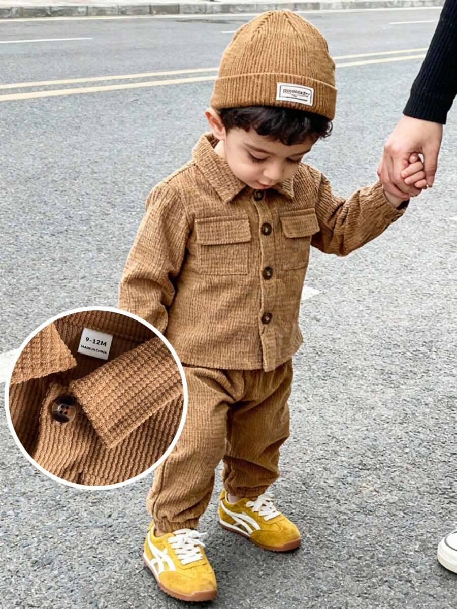 SHEIN Bộ 2 món áo sơ mi dài tay cài cúc có túi và quần cạp chun cho bé trai, kiểu dáng thanh lịch thường ngày, phù hợp mặc đi học, đi chơi, đi nghỉ mát, chơi thể thao, ở nhà, mùa xuân/hè, cỡ 6 tháng - 3 tuổi, quần áo trẻ em, quần áo trẻ sơ sinh, áo sơ mi, áo kiểu màu nâu cho bé trai, bộ quần áo bé trai, bộ đồ màu nâu cho bé trai, áo khoác kiểu Hàn Quốc cho bé trai. - Cà phê nâu - Xem 1