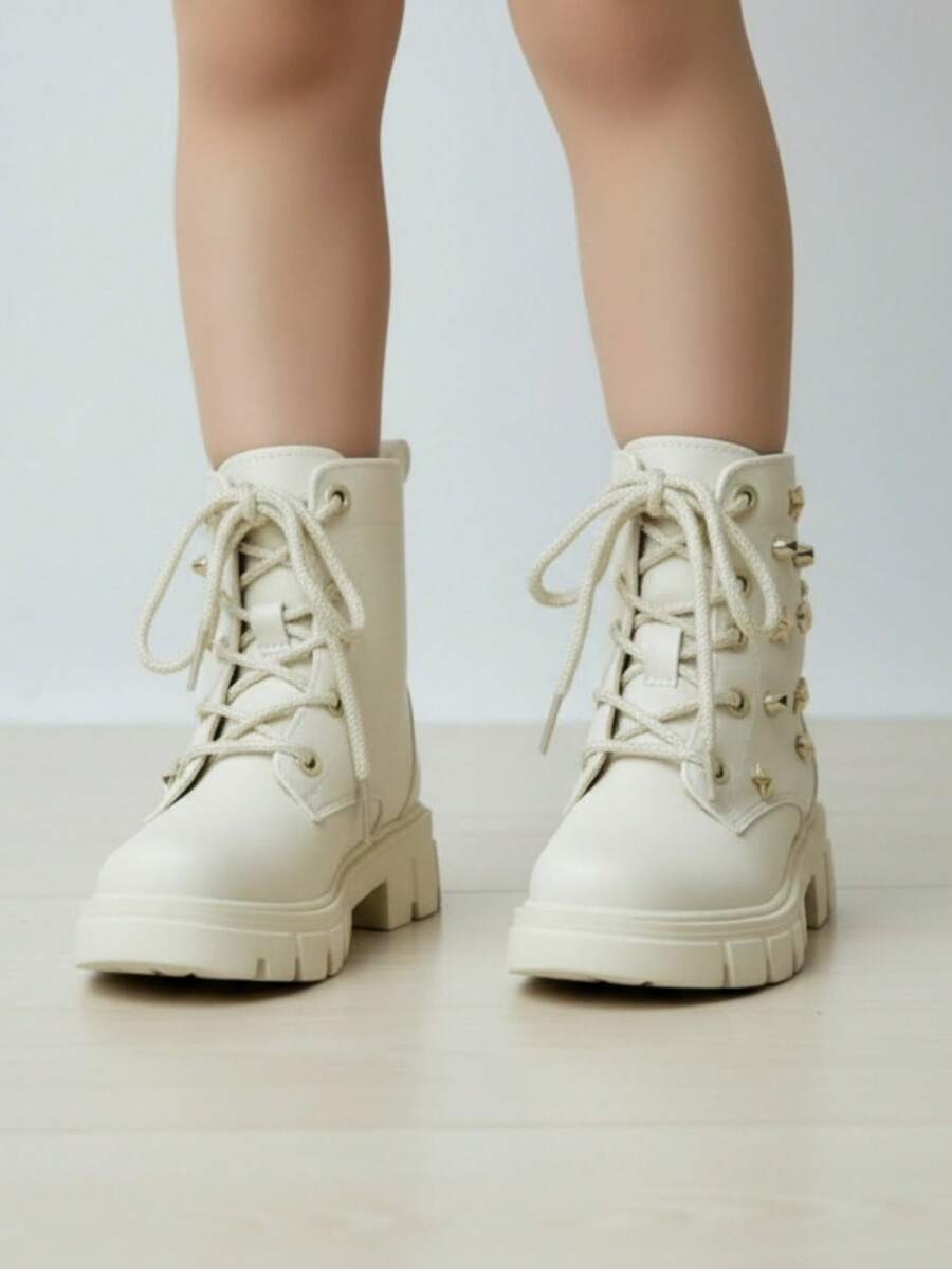 Botas estilo martín infantiles blancas de moda con tachones decorativos, punta redonda, cordones, suela gruesa, ideales para invierno y fiestas - Blanco marfil - Ver 1