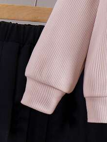 SHEIN Elladie kids 2 件女童休闲可爱针织运动衫套装，长袖蝴蝶结上衣和黑色百褶裙，适合秋季、假日和日常穿着 - 杏色 - 查看 3