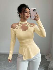 Maglietta a maniche lunghe da donna Elenzga, elegante e sexy, con decorazione floreale ricamata in pizzo, scollo a V, orlo asimmetrico, silhouette aderente, adatta per vacanze, appuntamenti, attività quotidiane, feste - Cachi - Visualizzare 4