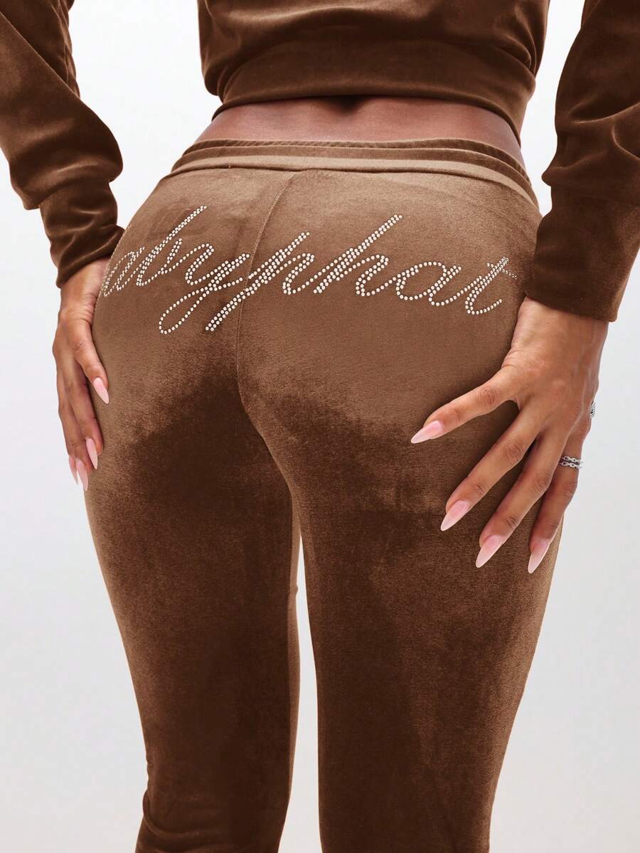 BABYPHAT Pantalones de chándal de terciopelo de tiro bajo con adorno de strass, pantalones de lujo para estar en casa con pernera acampanada y comodidad invernal - Marrón Chocolate - Ver 1