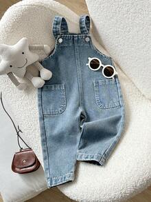 Playful Pals Peto vaquero casual de lavado medio para niños pequeños, lindo y de moda, versátil para uso diario, vacaciones, escuela, fiestas, hecho de denim de algodón suave, con tirantes ajustables, nueva llegada de otoño/invierno - Azul lavado medio - Ver 6