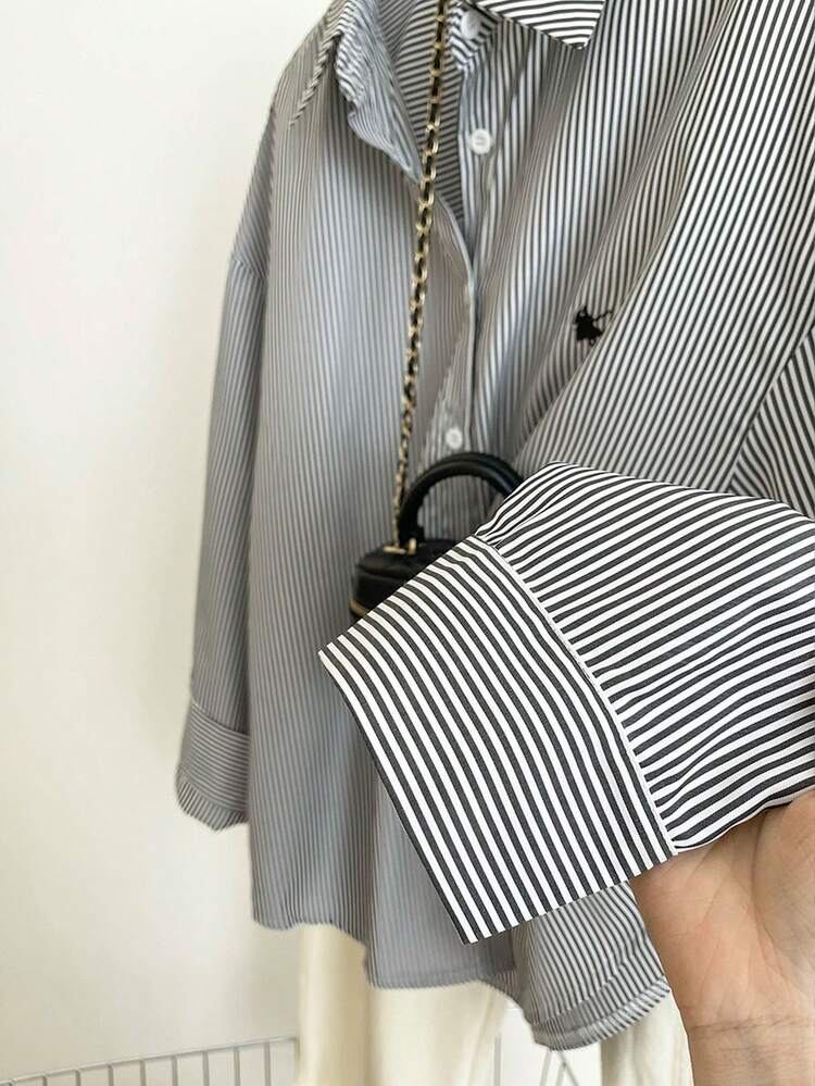 Resyla قميص كاجوال بأكمام طويلة وياقة واحدة مطبوع بنقشة الفارس والخطوط للمرأة ذات الحجم الكبير - الأسود - مشاهدة 6