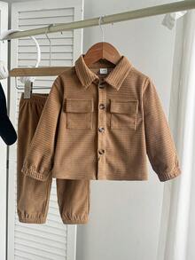 SHEIN Bộ 2 món áo sơ mi dài tay cài cúc có túi và quần cạp chun cho bé trai, kiểu dáng thanh lịch thường ngày, phù hợp mặc đi học, đi chơi, đi nghỉ mát, chơi thể thao, ở nhà, mùa xuân/hè, cỡ 6 tháng - 3 tuổi, quần áo trẻ em, quần áo trẻ sơ sinh, áo sơ mi, áo kiểu màu nâu cho bé trai, bộ quần áo bé trai, bộ đồ màu nâu cho bé trai, áo khoác kiểu Hàn Quốc cho bé trai. - Cà phê nâu - Xem 6