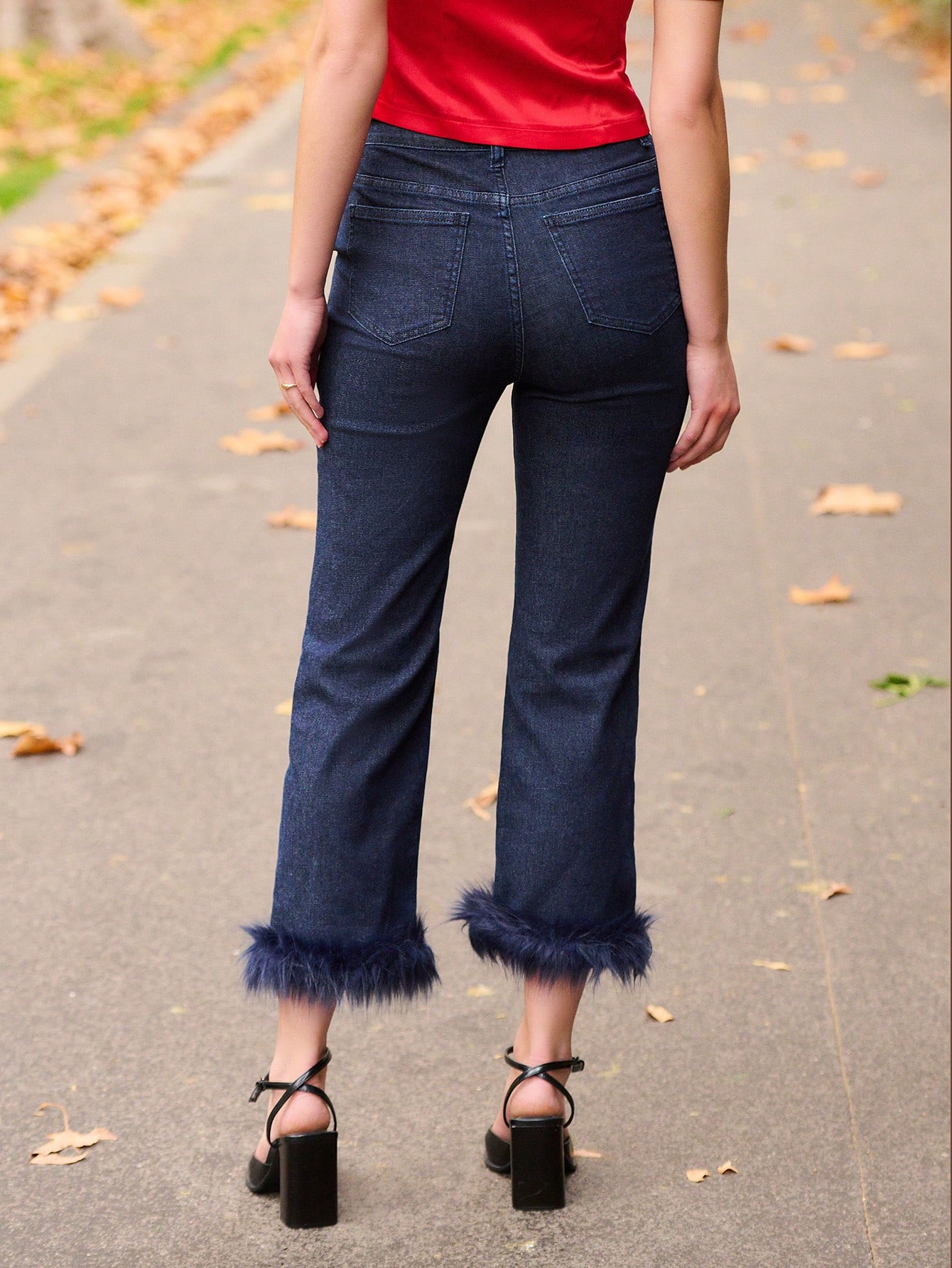 Ciemne jeansy z wysokim stanem, obszyciem z piór i prostą nogawką – zabawny, szykowny denim