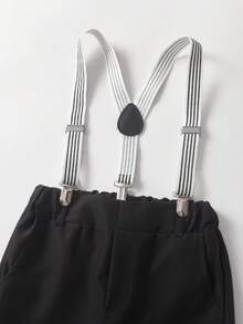 SHEIN 这款三件套男士西装专为年轻男孩设计，包括精致的领结、纯白衬衫、酒红色马甲和可调节条纹背带裤。适合婚礼、派对、万圣节、圣诞节、感恩节等正式场合，也适合日常休闲穿着和演出。 - 黑色 - 查看 7