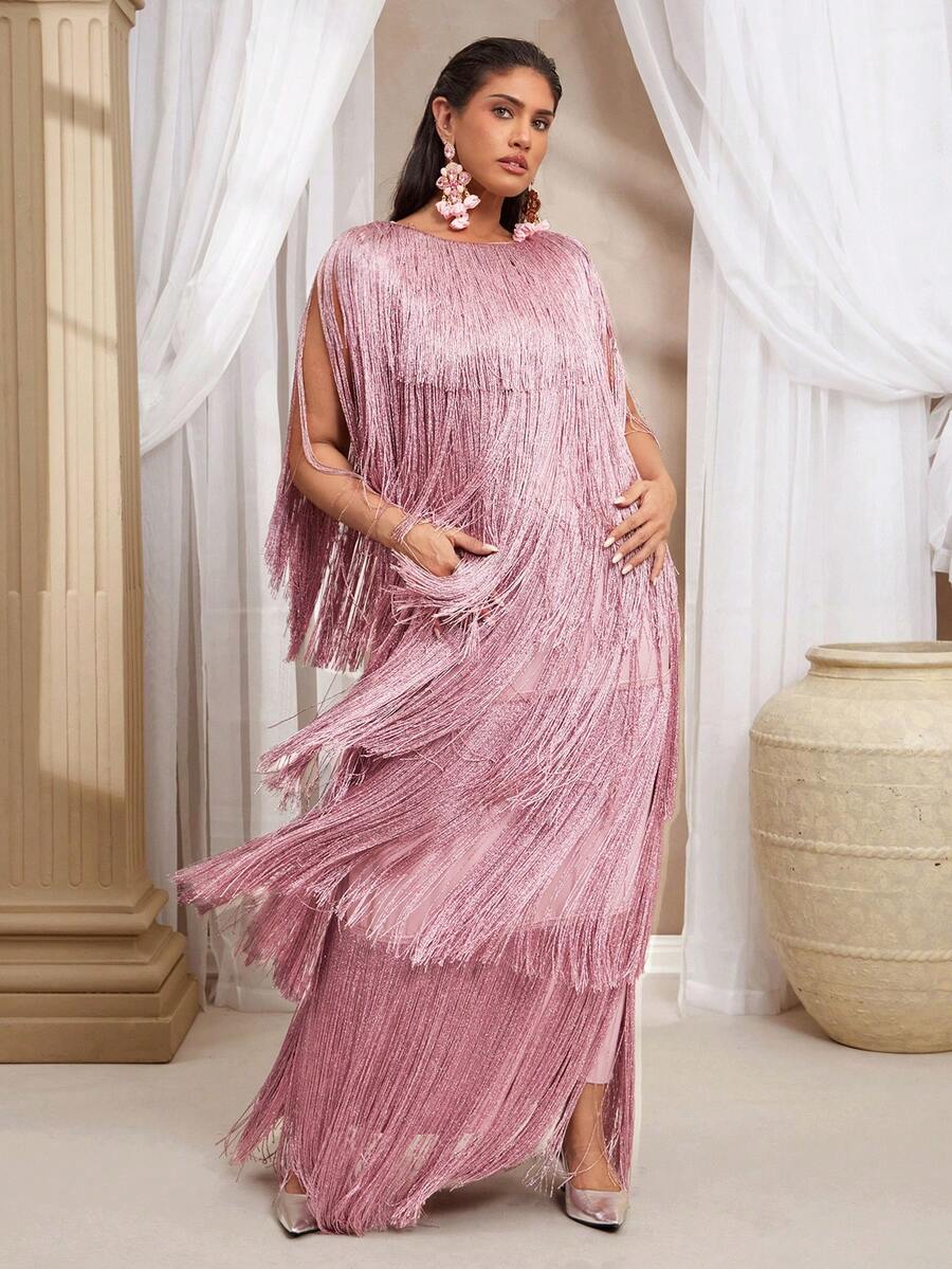 VOLUPTÉ CURVE 大码春夏新款优雅派对/生日连衣裙，粉色网纱针织面料，流苏装饰，露肩设计，多层流苏细节，及地长款，适合派对、宴会、婚礼等场合。 - 粉色 - 查看 1