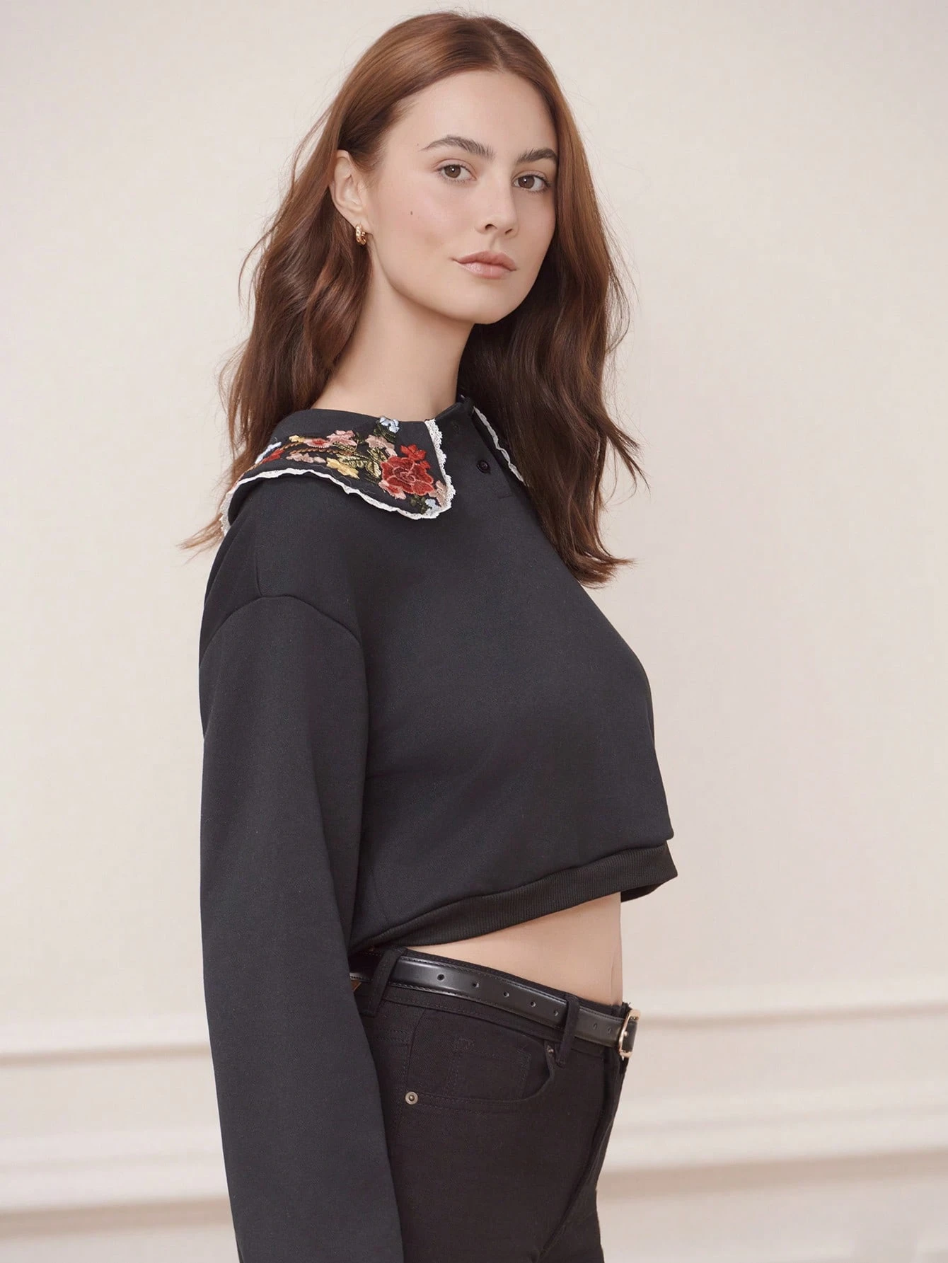 Felpa nera comoda e ampia con dettaglio del colletto in stile vintage, top casual da ufficio in stile francese, adatto per la primavera e l'estate