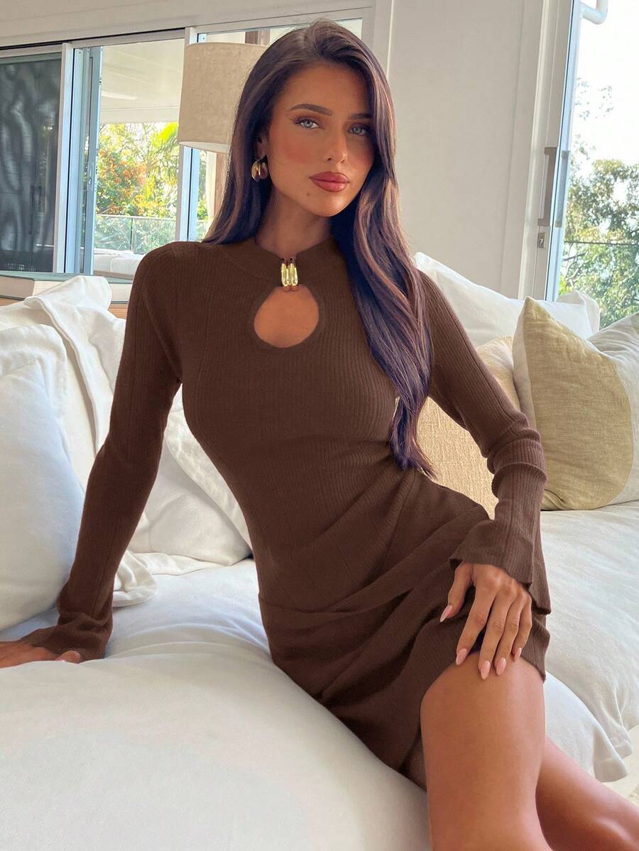 Aloruh 女士优雅镂空金属扣装饰修身迷你毛衣连衣裙 - 棕色 - 查看 1