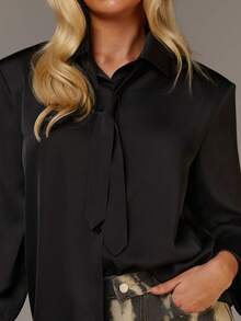 Athîral Damen elegante Pendler-Bluse Einfarbig mit Satinkragen