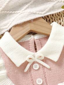 SHEIN Baby Girls' Fashion Cute Versatile Knit Sweater Jumpsuit, Ivory With Textured Fabric, Elegant And Graceful. Black Contrast Color Enhances The Refined Look. Ruffled Design Is Sweet And Adorable. Handmade Bow Decoration Adds A Luxurious Touch. For Little Princesses, Soft Fabric Gently Cares For Baby Girls' Skin, Suitable For Toddlers Learning To Walk And Crawl. Suitable For Various Occasions, Daily And Party Wear, The Luxurious Feel Is Eye-Catching And Highlights The Cute And Noble Baby Girl Baby Sweater Romper Pink Bow Baby Outfit Baby Girl Clothes Spring Fall Jumpsuit For Baby Girl Elegant Baby Casual Zipper Romper