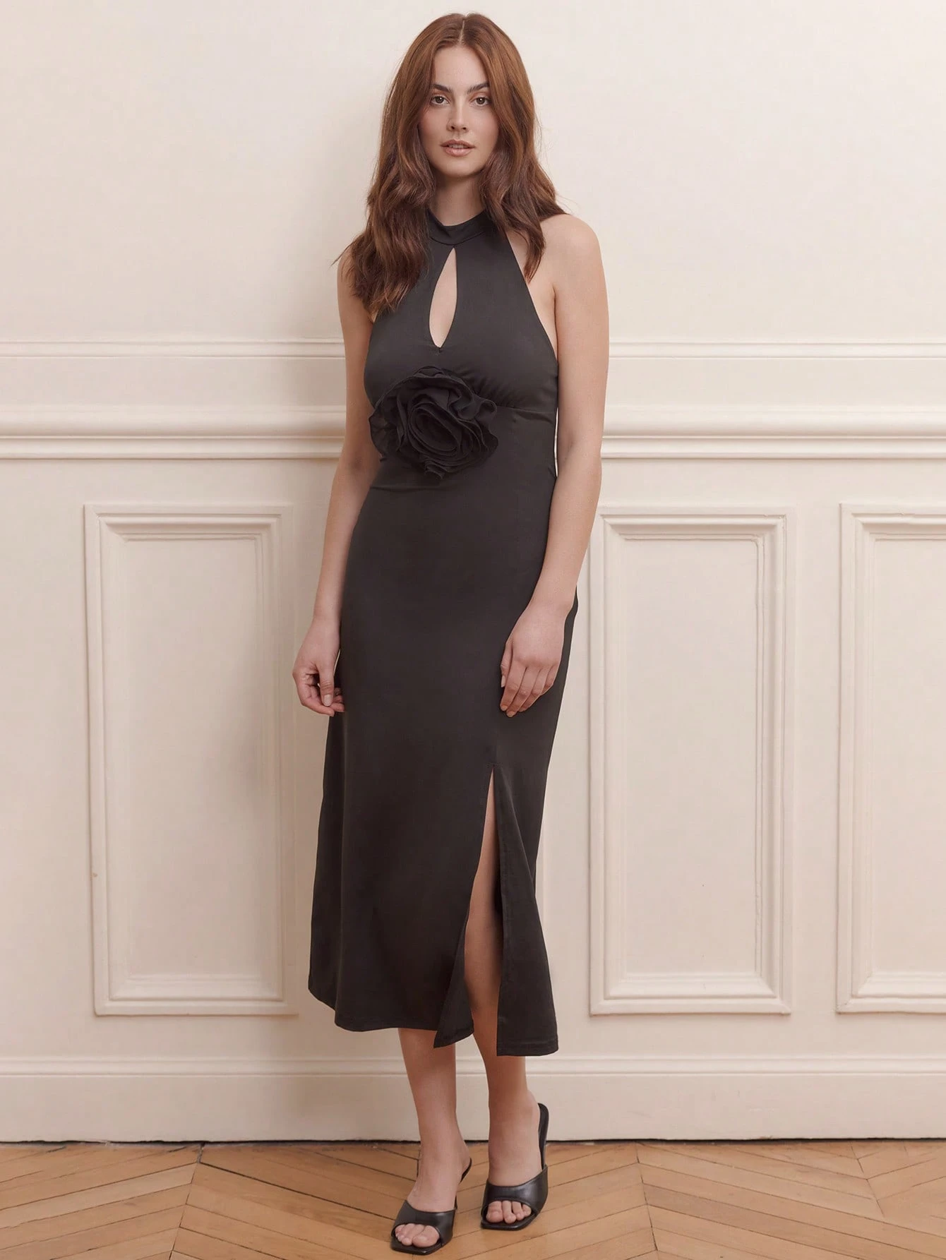 Robe mi-longue ajustée noire à encolure bateaux avec découpe frontale et gros détail floral 3D - Style élégant pour le soir