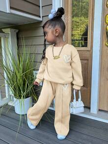 Conjunto informal de niña con sudadera de manga larga de hombros caídos y estampado de corazón de punto de unicolor y pantalón ancho de chándal - Caqui - Ver 3