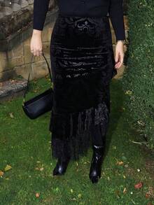 Gretanique Saia Sereia Feminina com Bainha de Renda Spliced de Veludo com Aplicação e Renda em estilo Palácio Elegante e Luxuoso Decorada com Crânios Emboçados - Preto - Visão 5