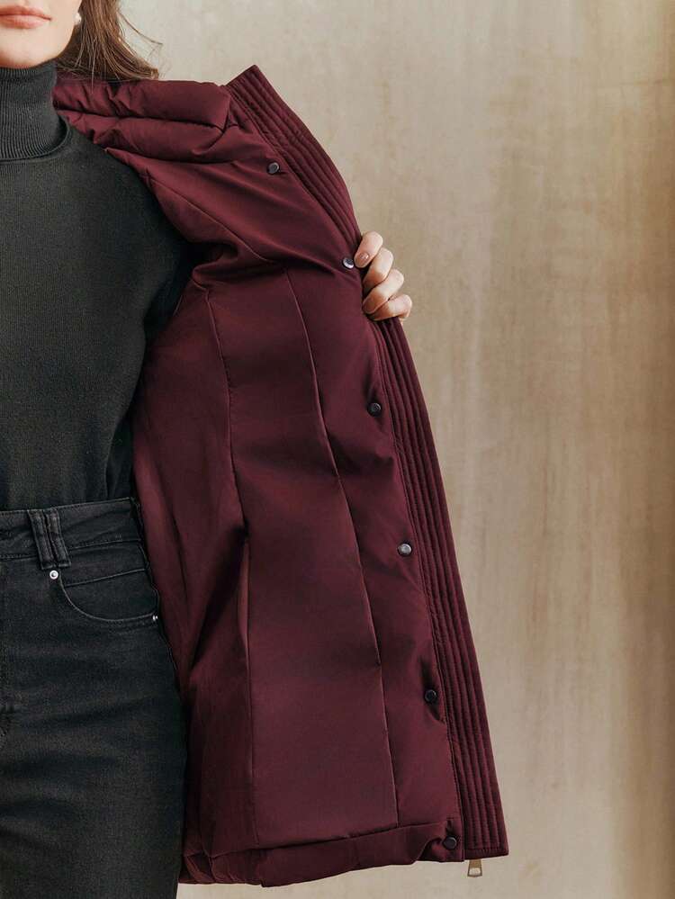 女性用バーガンディーフード付き取り外し可能な人工毛皮カラー ウエストシェイプ ショート パデッドコート