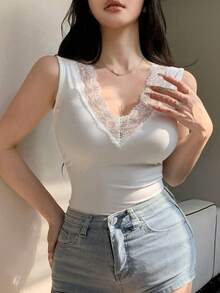 DAZY 女士性感修身蕾丝拼接V领白色吊带背心，适合秋季、春季和夏季穿着。 - 白色 - 查看 9