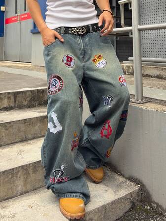 Jeans in denim lavato ampio con motivo ricamato da uomo