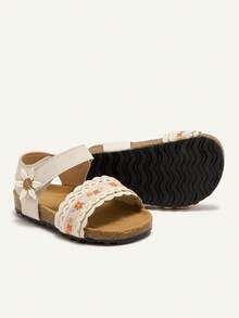 Cozy Pixies 可爱花卉刺绣休闲女童平底凉鞋 - 杏色 - 查看 7