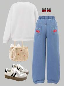 SHEIN Explorewe Bộ 2 áo nỉ in họa tiết quả anh đào rộng rãi cho bé gái và quần jean ống đứng ống rộng đã giặt, thích hợp cho các hoạt động ngoài trời, đi học, đi chơi vào mùa thu/đông - trắng - Xem 3