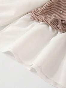 SHEIN ChillGRL 少女休闲衬衫套装，采用酒红色蝴蝶结设计，珍珠串珠针织面料，荷叶边领口和下摆，搭配酒红色珍珠串珠针织喇叭裤，适合春秋季休闲、通勤、旅行、聚会、拍照等场合。 - 卡其色 - 查看 6