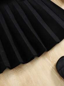 SHEIN 少女爱心图案落肩圆领毛衣搭配纯黑色百褶裙两件套，适合日常穿着、返校季、休闲场合，秋冬季保暖舒适。 - 酒紅色 - 查看 5