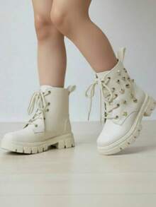 Botas estilo martín infantiles blancas de moda con tachones decorativos, punta redonda, cordones, suela gruesa, ideales para invierno y fiestas - Blanco marfil - Ver 3