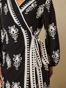 SHEIN VCAY Váy dài tay in họa tiết quấn chéo cổ chữ V cỡ lớn - màu đen - Xem 5