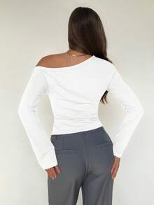 Aloruh 女士新款长袖T恤上衣，不对称肩部设计，饰有铆钉孔眼，休闲百搭户外白色夏季度假上衣，适合女士外出穿着。 - 白色 - 查看 3