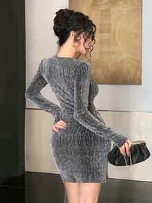 DAZY Vestido mini ajustado con cuello en V, manga larga y diseño de lazo brillante para mujer - Plateado - Ver 6