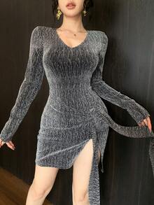 DAZY Vestido mini ajustado con cuello en V, manga larga y diseño de lazo brillante para mujer - Plateado - Ver 8
