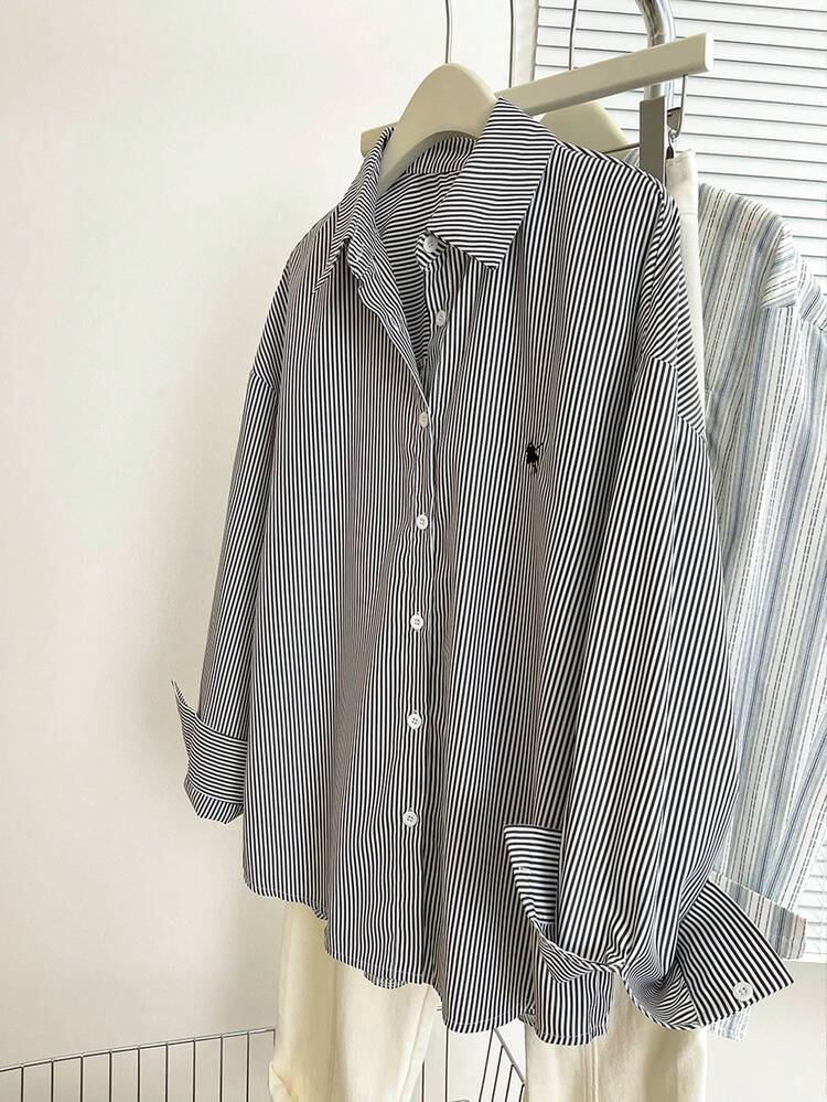 Resyla قميص كاجوال بأكمام طويلة وياقة واحدة مطبوع بنقشة الفارس والخطوط للمرأة ذات الحجم الكبير - الأسود - مشاهدة 3