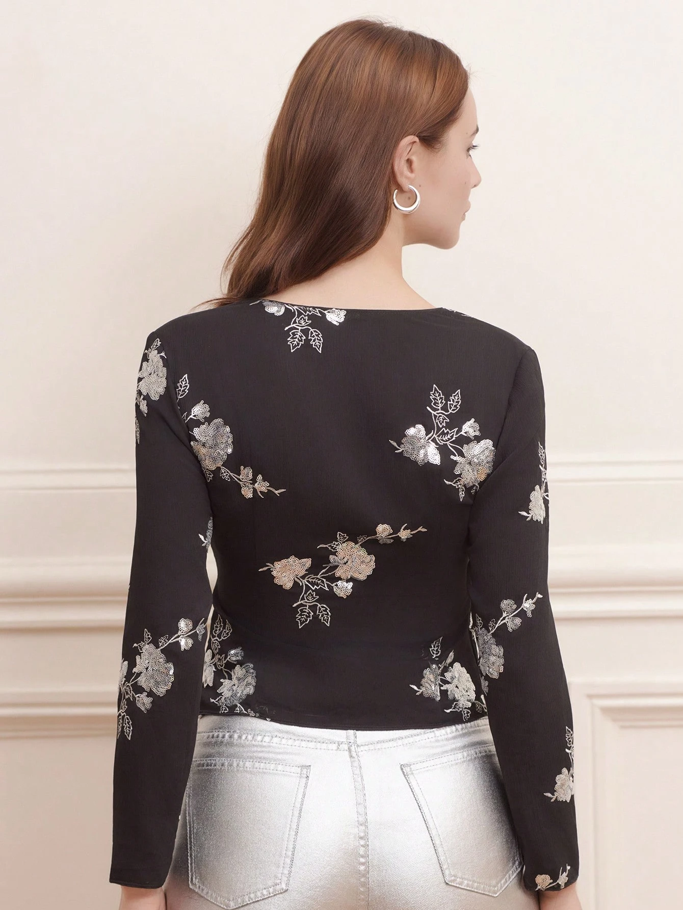 Blusa de manga larga con cuello cuadrado en color negro con patrón de bordado floral metálico plateado para otoño e invierno