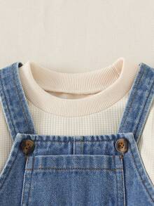 SHEIN 2 pièces/Set Pantalon salopette en jean bleu clair à la mode pour bébés garçons/unisexe avec poches et T-shirt à manches longues blanc, convient pour le printemps, l'automne, le style casual