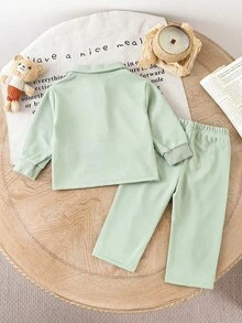 SHEIN Trang phục thường ngày cho bé trai/bé gái, với bảng màu ấm áp và phong cách tối giản thanh lịch. Ấm áp và thoải mái cho mùa hơi se lạnh. Áo dài tay cổ bẻ, khóa kéo nửa màu trơn, thiết kế dễ mặc; kết hợp với quần cạp trễ màu trơn. Thích hợp cho việc đi dạo, giải trí, tập thể dục nhẹ nhàng hoặc những buổi họp mặt gia đình ấm cúng, giúp bé yêu của bạn tỏa sáng với nét duyên dáng và sức sống trẻ thơ. - màu xanh lá - Xem 2