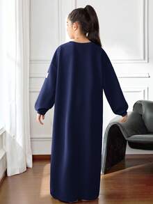 SHEIN Tween Girl Knitted Textured Oversized Crew Neck Long Sleeve Pullover Dress With Paris Letter Graphic Print Girls Navy Blue Abaya Kids Paris Dress Girls Matching Dresses Girls Long Sleeve Long Dresses Robe Kids - Navy Blue - View 2